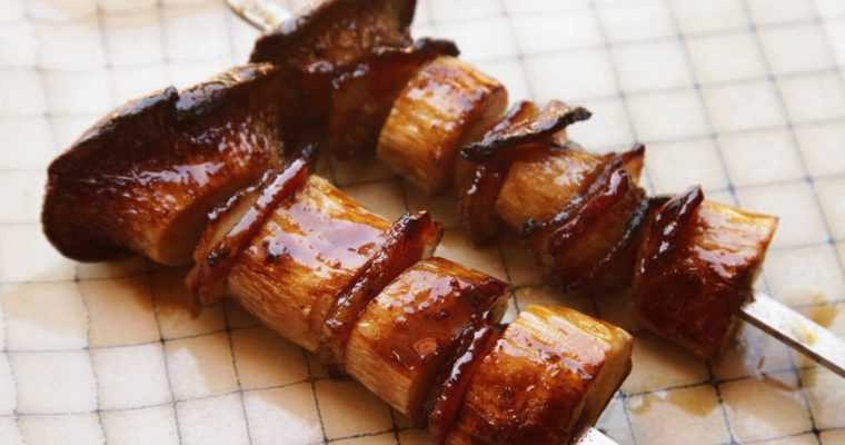Yakitoris caramélisés aux cèpes & riz
