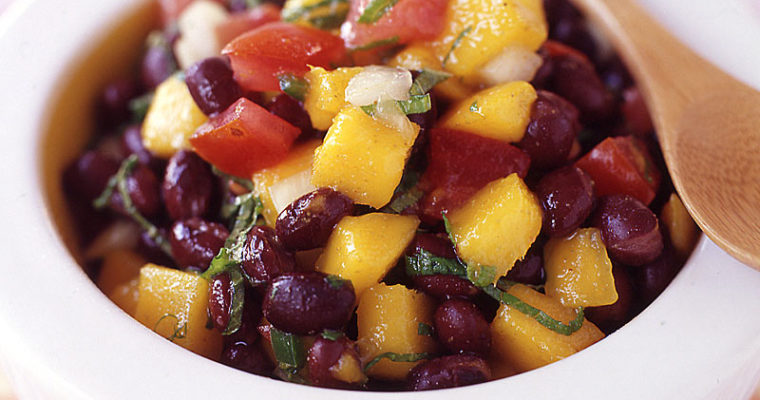 Salade aux haricots rouges, mangue et tomates