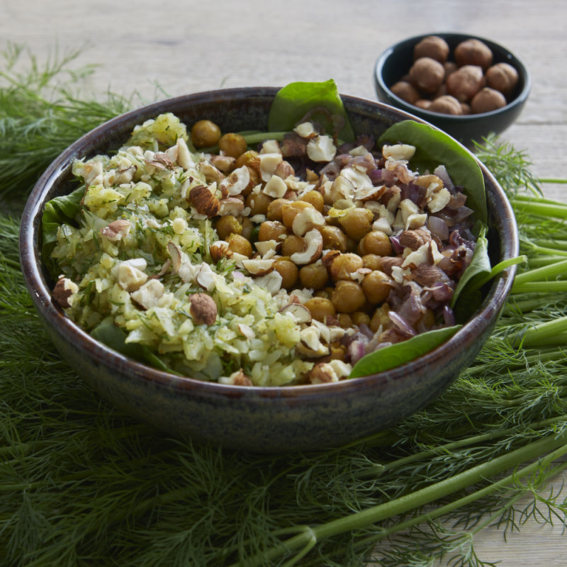 Salade de pois chiches rôtis aux épices, compotée de fenouil et noisettes