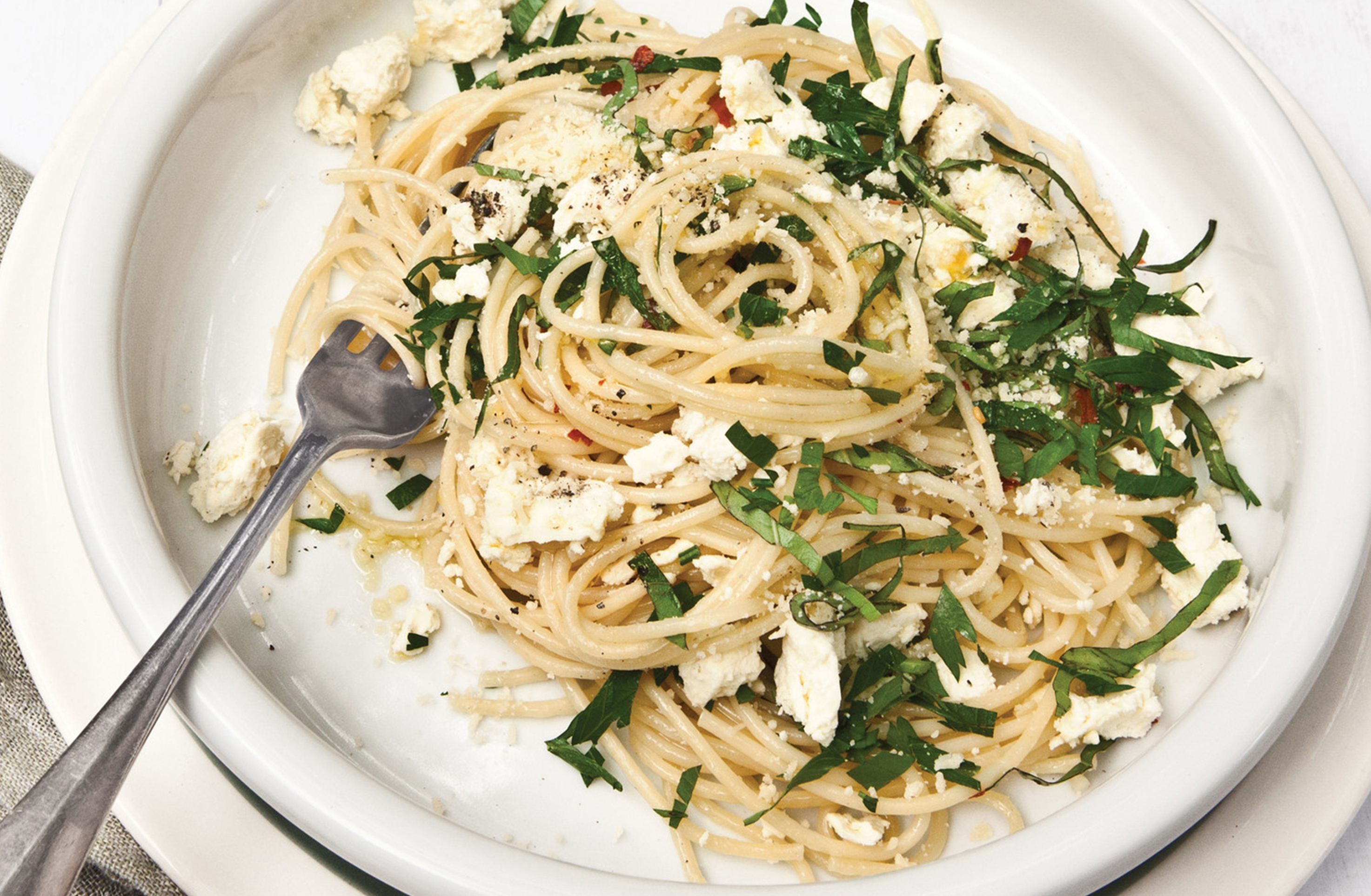 Pâtes au citron, basilic et mozzarella