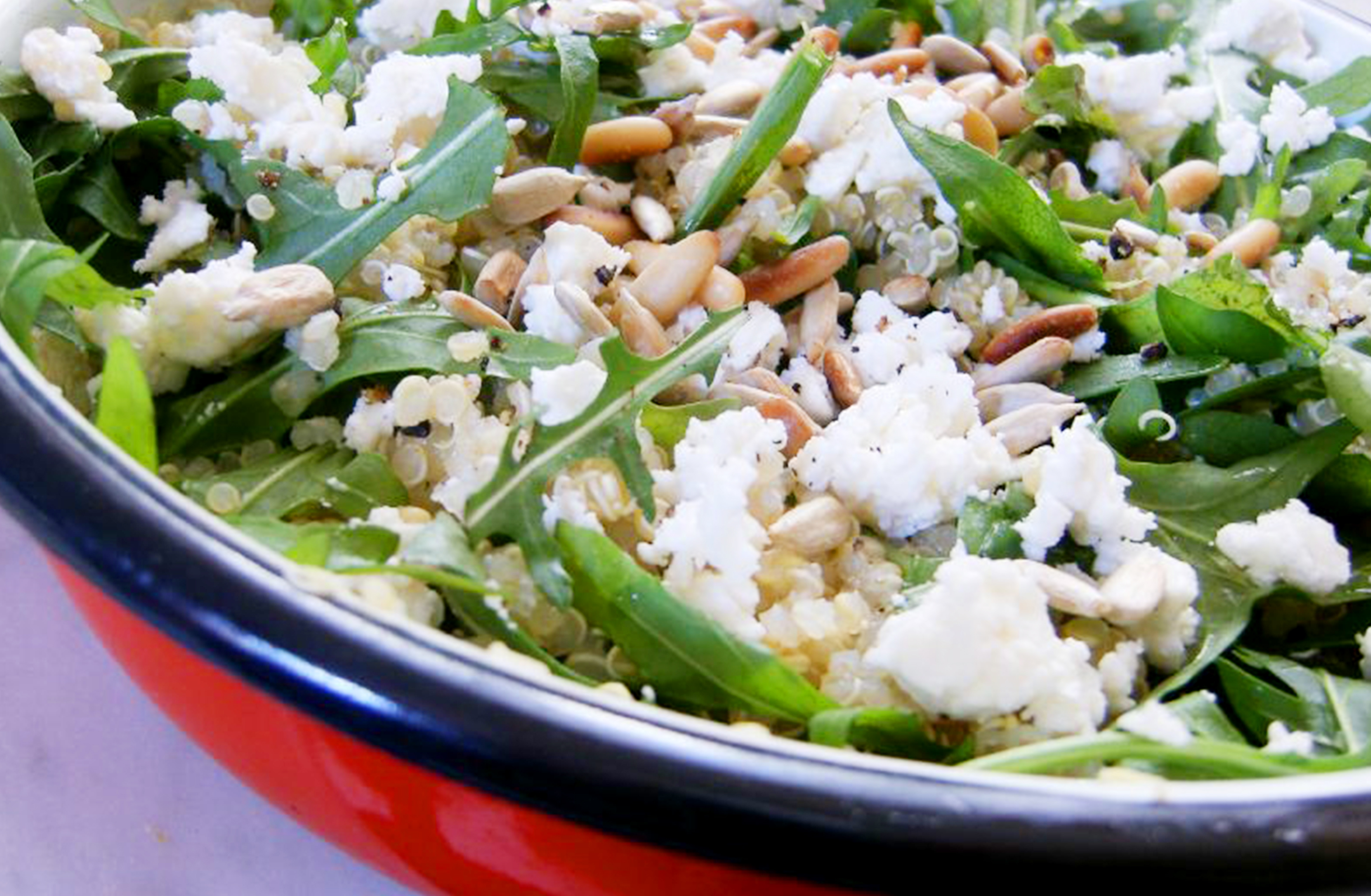 Quinoaotto à la roquette, chèvre et noisettes