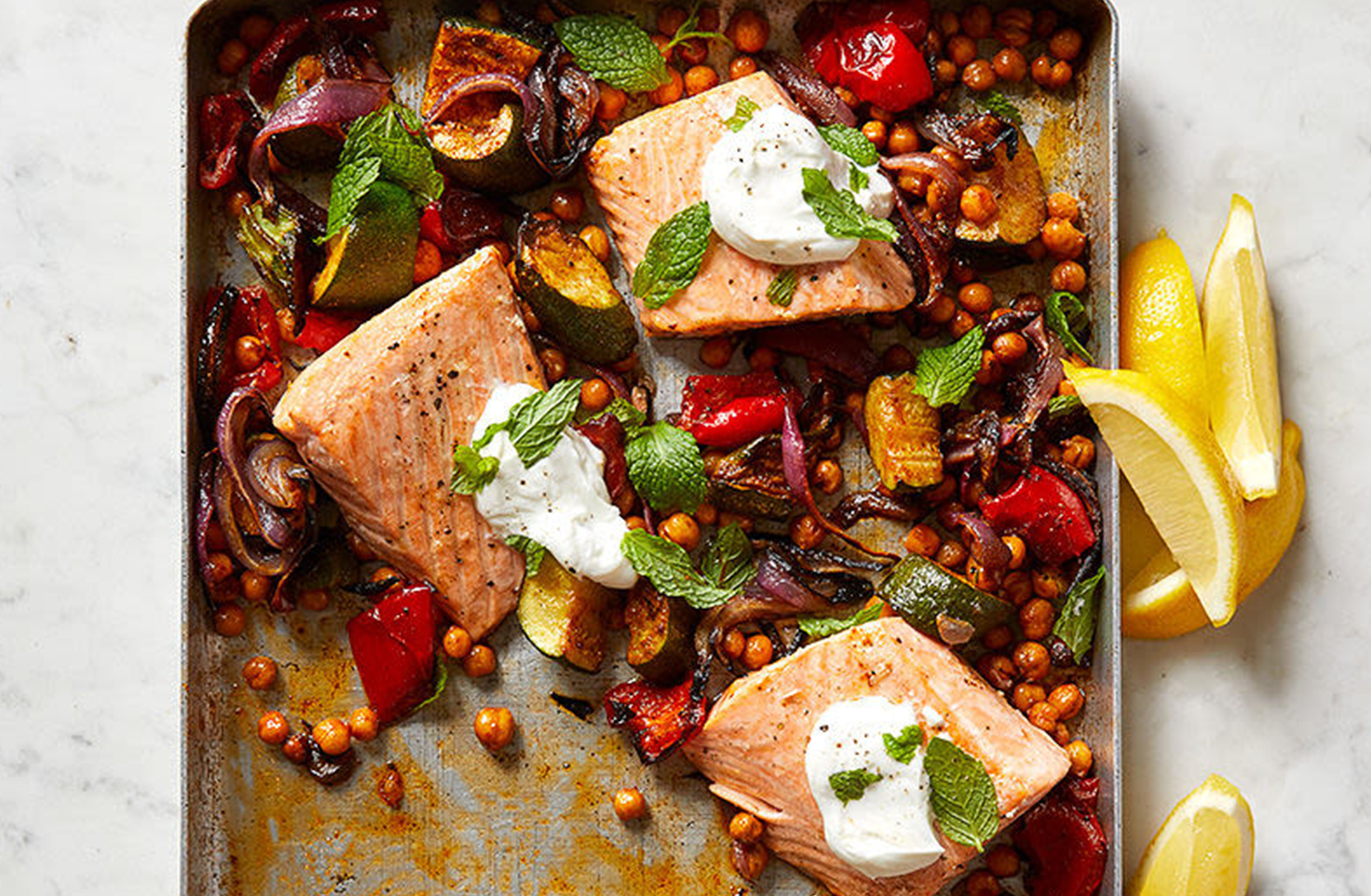 Saumon grillé, pois chiches et poivrons rouges