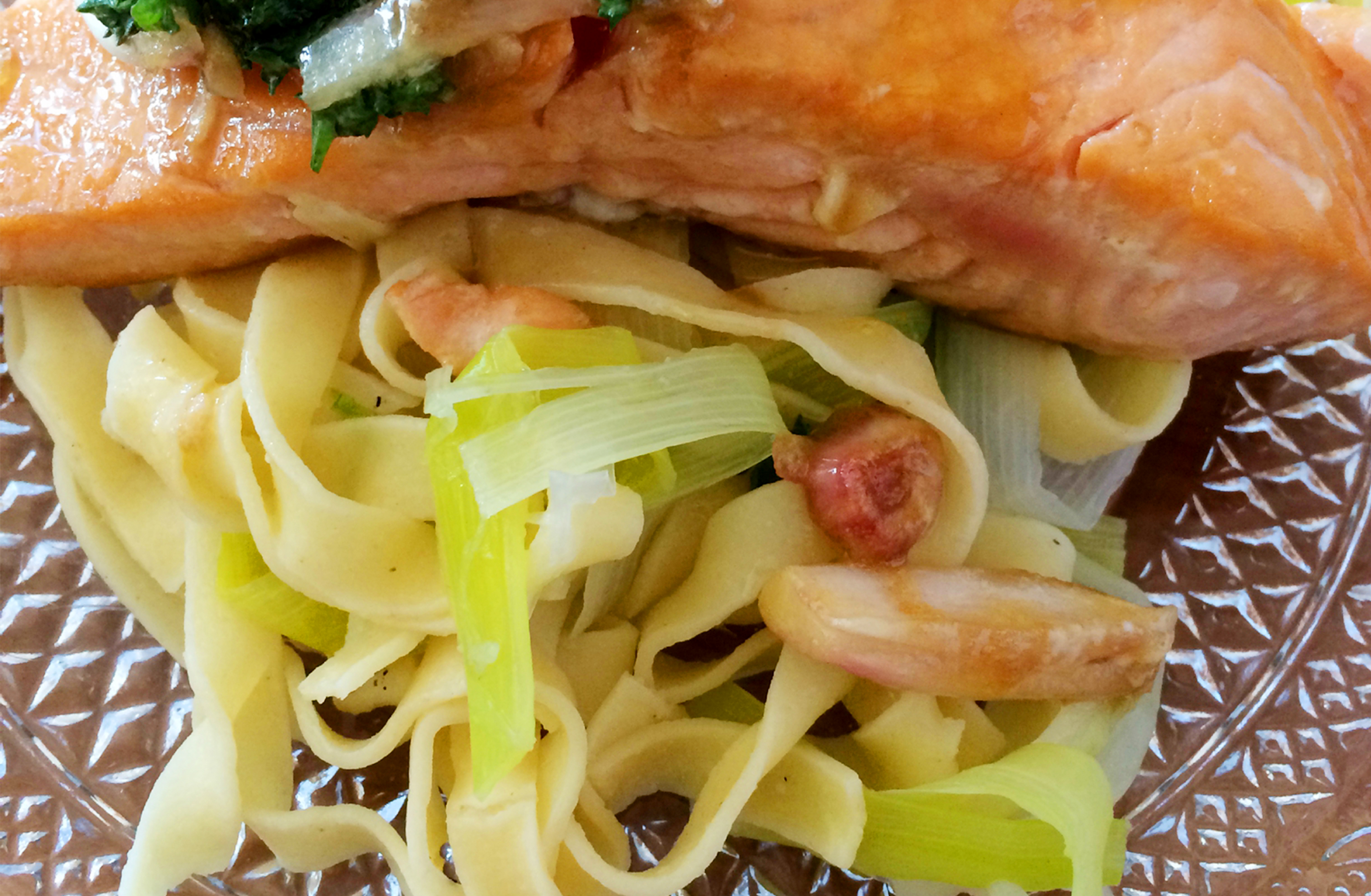 Saumon mariné au sirop d’érable et tagliatelle de poireaux