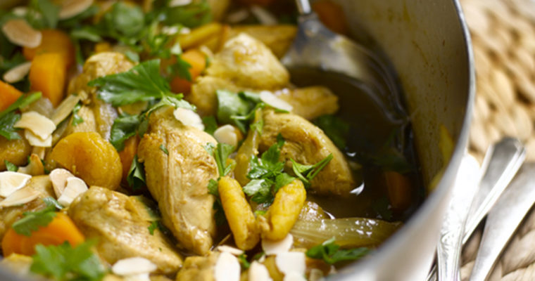 Tajine de poulet aux abricots et aux amandes