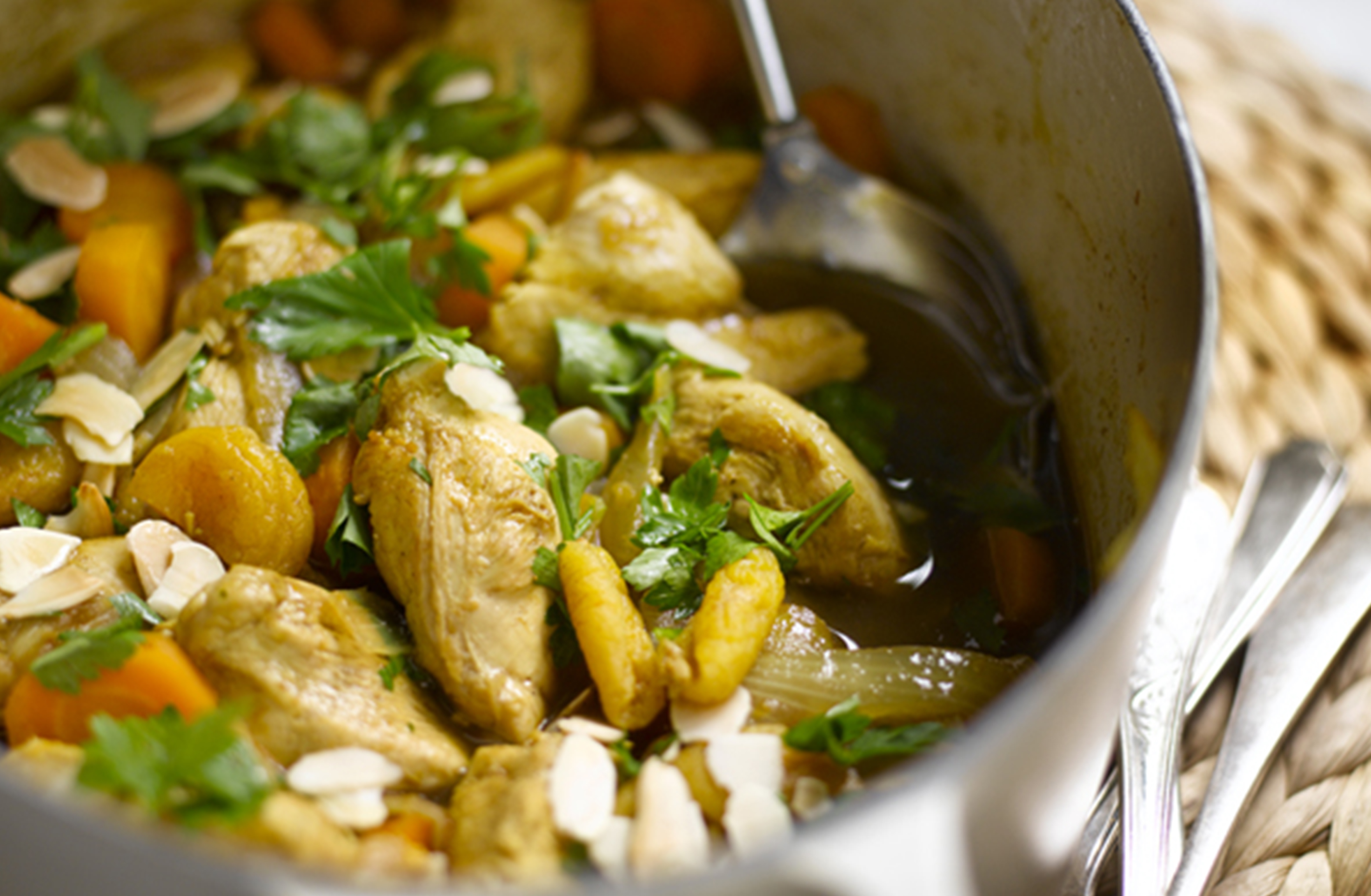 Tajine de poulet aux abricots et aux amandes