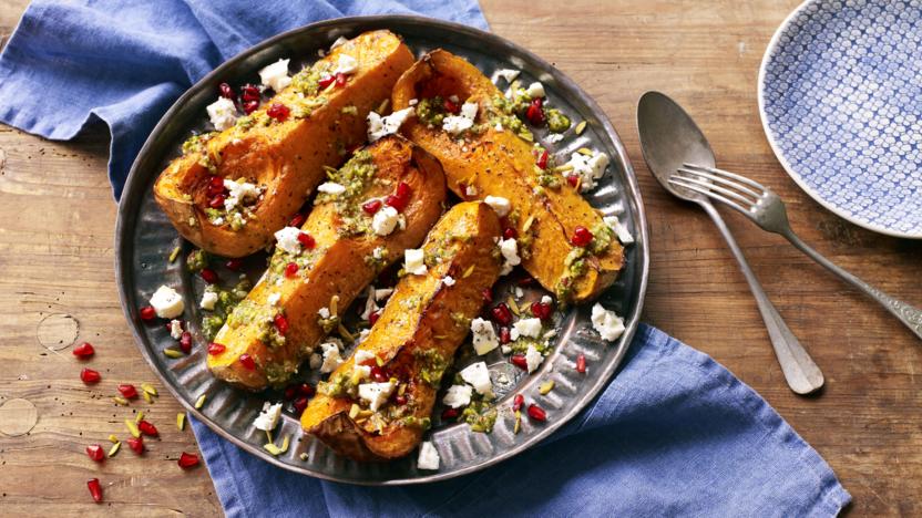 Courge butternut aux pistaches, pesto & feta