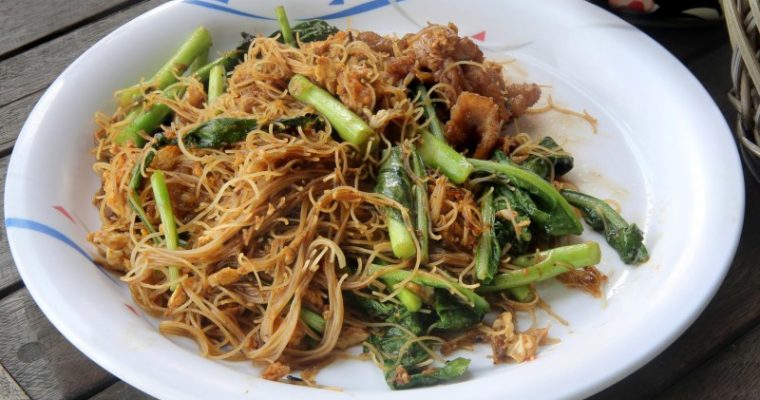Wok de vermicelles de riz, haricots verts et courgettes