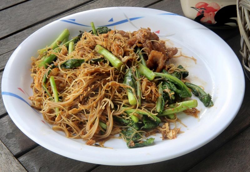 Wok de vermicelles de riz, haricots verts et courgettes