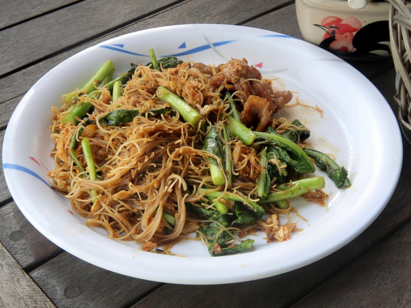 Wok de vermicelles de riz, haricots verts et courgettes